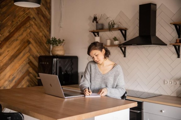 The realistic guide: how much can a beginner earn from content writing?