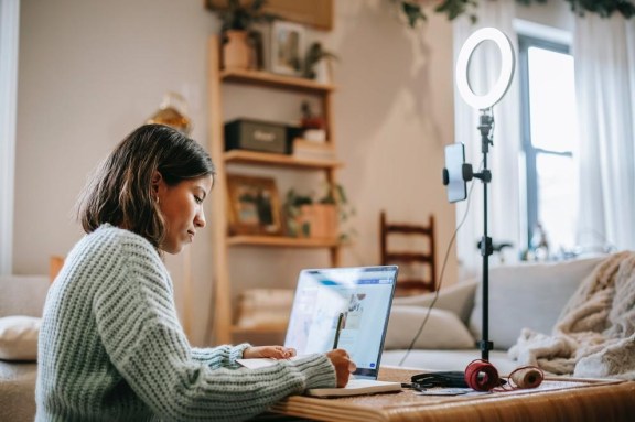 The Pros and Cons of AI Content Writing