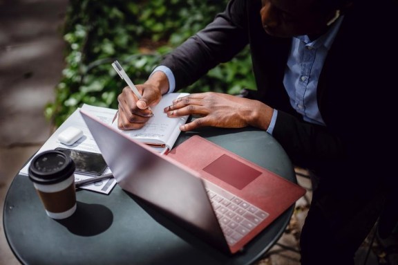 What is the Salary of an AI Content Writer?